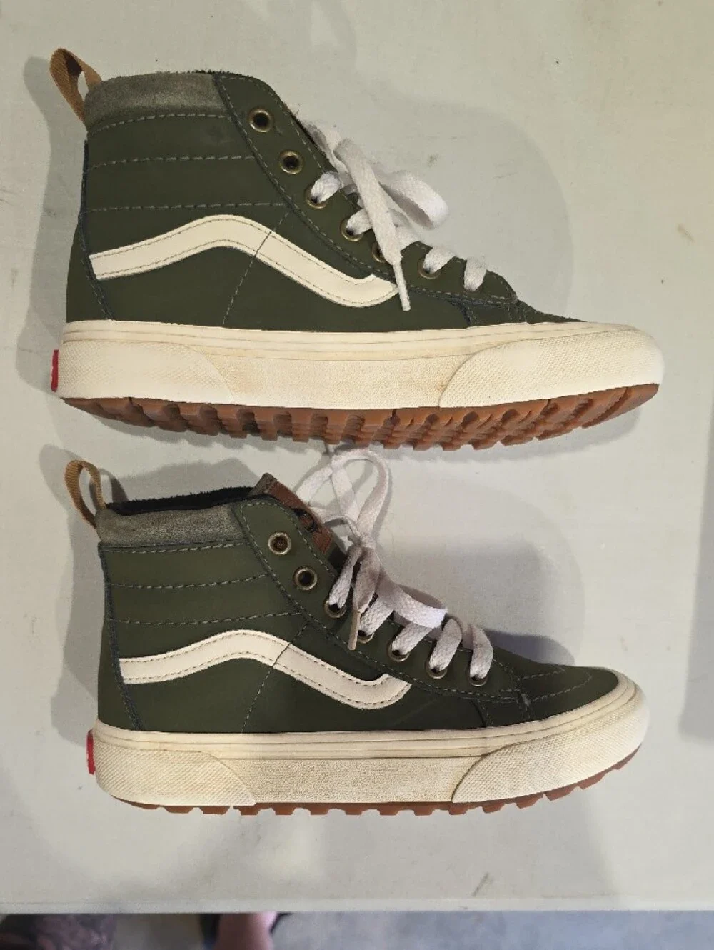 Vans MTE Kids High-Top Boots in Olive Green with White Stripe